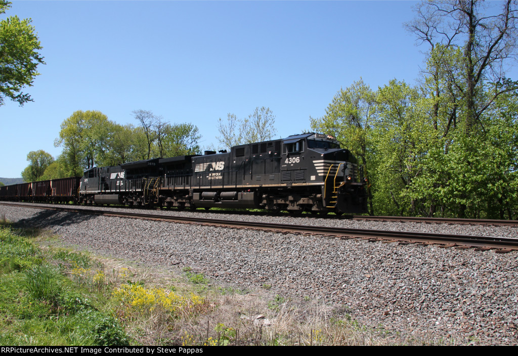 NS 4306 heads a string of RBMN hoppers